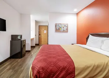 Econo Lodge Franklin hotel thumbnail 6