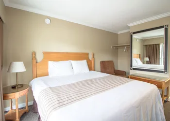 Okanagan Royal Park Inn by Elevate Rooms hotel thumbnail 2