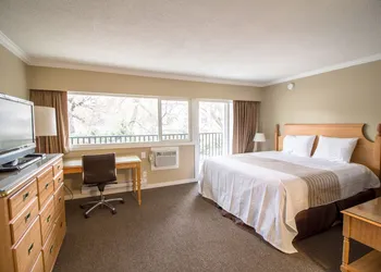 Okanagan Royal Park Inn by Elevate Rooms hotel thumbnail 3
