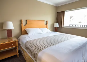 Okanagan Royal Park Inn by Elevate Rooms hotel thumbnail 4