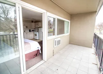 Okanagan Royal Park Inn by Elevate Rooms hotel thumbnail 6