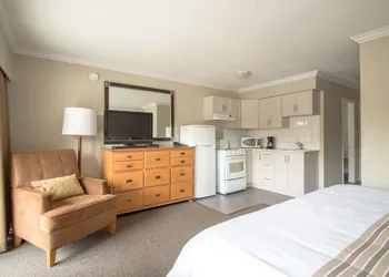 Okanagan Royal Park Inn by Elevate Rooms hotel thumbnail 7
