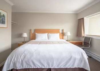 Okanagan Royal Park Inn by Elevate Rooms hotel thumbnail 8