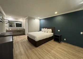 Baymont by Wyndham Bakersfield hotel thumbnail 5