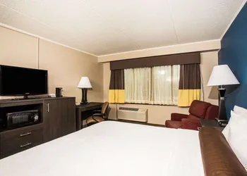 Baymont by Wyndham Appleton hotel thumbnail 4