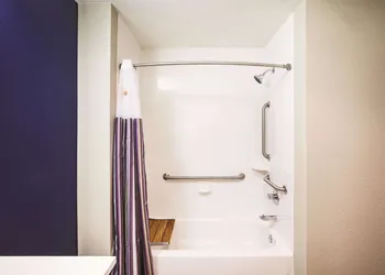 La Quinta Inn & Suites by Wyndham Wichita Northeast hotel thumbnail 4