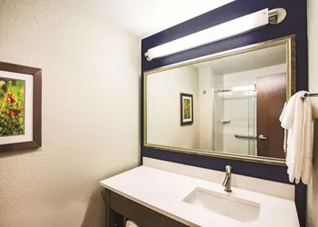 La Quinta Inn & Suites by Wyndham Wichita Northeast hotel thumbnail 5
