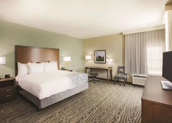 La Quinta Inn & Suites by Wyndham Wichita Northeast hotel thumbnail 7