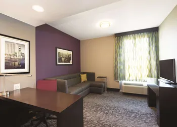 La Quinta Inn & Suites by Wyndham Memphis Downtown hotel thumbnail 7