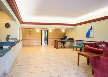 Econo Lodge Inn & Suites Ripley hotel thumbnail 2