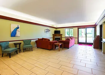 Econo Lodge Inn & Suites Ripley hotel thumbnail 5