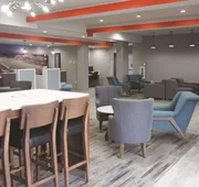 La Quinta Inn & Suites by Wyndham Pittsburg hotel detail image 3