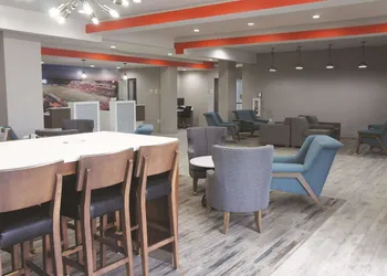 La Quinta Inn & Suites by Wyndham Pittsburg hotel thumbnail 3