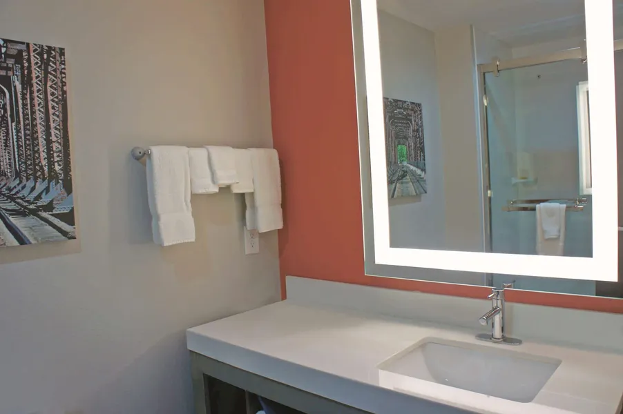 La Quinta Inn & Suites by Wyndham Pittsburg hotel detail image 6