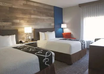 La Quinta Inn & Suites by Wyndham Pittsburg hotel thumbnail 7