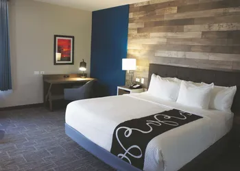 La Quinta Inn & Suites by Wyndham Pittsburg hotel thumbnail 8
