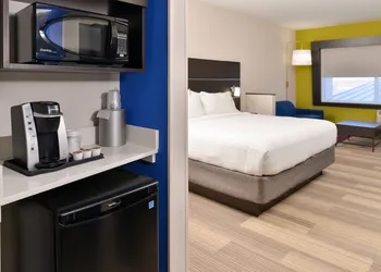 Holiday Inn Express & Suites Kansas City - Lee's Summit by IHG hotel thumbnail 4