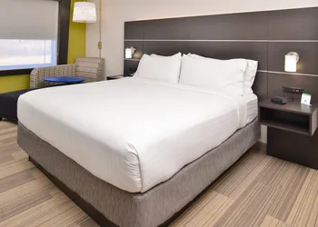 Holiday Inn Express & Suites Kansas City - Lee's Summit by IHG hotel thumbnail 5