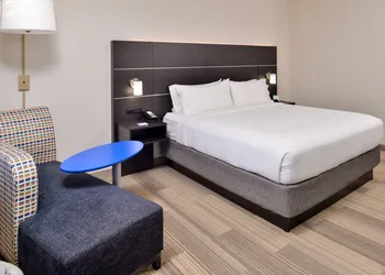 Holiday Inn Express & Suites Kansas City - Lee's Summit by IHG hotel thumbnail 6