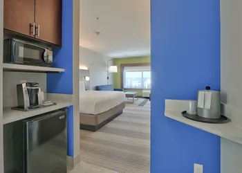 Holiday Inn Express & Suites Houston East - Beltway 8 by IHG hotel thumbnail 6