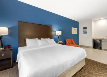 Comfort Inn & Suites New Lisbon hotel thumbnail 7