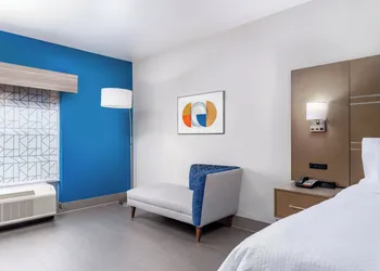 Holiday Inn Express & Suites Memphis Arpt Elvis Presley Blv by IHG hotel thumbnail 3