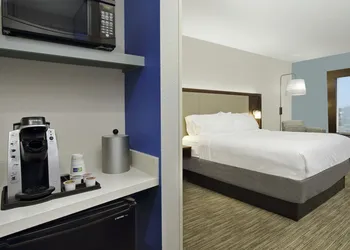 Holiday Inn Express & Suites Columbus North by IHG hotel thumbnail 4