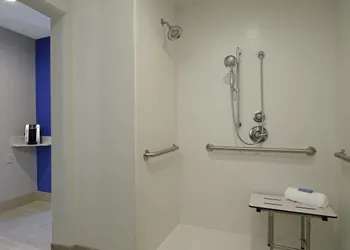 Holiday Inn Express & Suites Columbus North by IHG hotel thumbnail 6