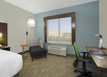 Holiday Inn Express & Suites Columbus North by IHG hotel thumbnail 7
