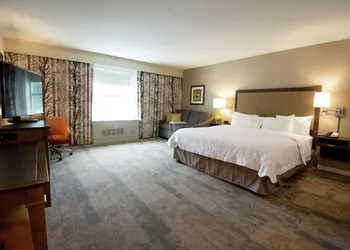 Hampton Inn and Suites Manchester hotel thumbnail 4