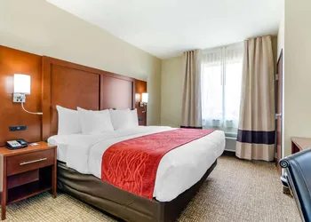 Comfort Inn & Suites Salina North hotel thumbnail 4
