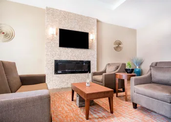 Comfort Inn & Suites hotel thumbnail 3