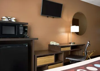 Super 8 by Wyndham Mt. Vernon IL hotel thumbnail 8