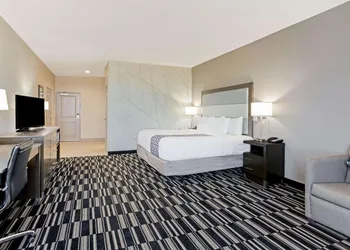 La Quinta Inn & Suites by Wyndham Sweetwater East hotel thumbnail 4