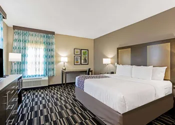 La Quinta Inn & Suites by Wyndham Sweetwater East hotel thumbnail 5