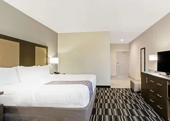 La Quinta Inn & Suites by Wyndham Sweetwater East hotel thumbnail 6