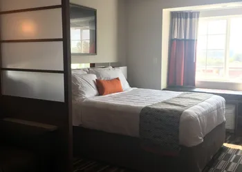 Microtel Inn & Suites by Wyndham Niagara Falls hotel thumbnail 6