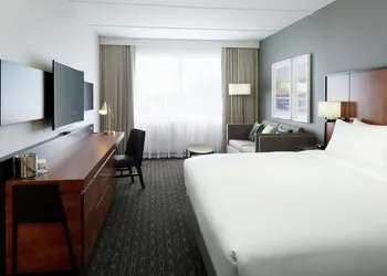 DoubleTree by Hilton Montreal Airport hotel thumbnail 8