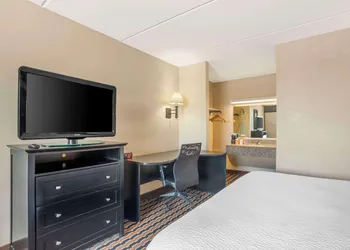 Quality Inn near Speedway hotel thumbnail 6