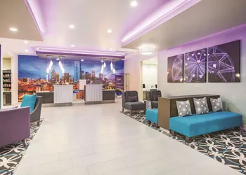 La Quinta Inn & Suites by Wyndham Dallas Plano - The Colony hotel thumbnail 2