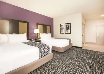 La Quinta Inn & Suites by Wyndham Dallas Plano - The Colony hotel thumbnail 4