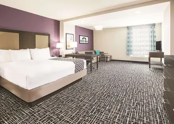 La Quinta Inn & Suites by Wyndham Dallas Plano - The Colony hotel thumbnail 5