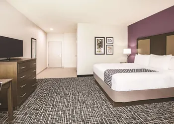 La Quinta Inn & Suites by Wyndham Dallas Plano - The Colony hotel thumbnail 6