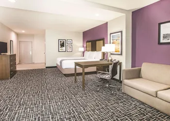 La Quinta Inn & Suites by Wyndham Dallas Plano - The Colony hotel thumbnail 7