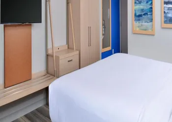 Holiday Inn Express & Suites Southgate - Detroit Area by IHG hotel thumbnail 4