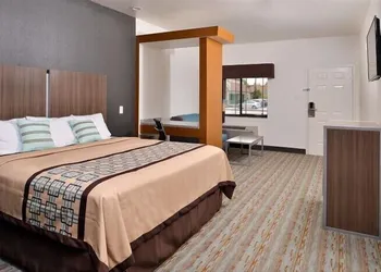 Scottish Inn & Suites hotel thumbnail 5