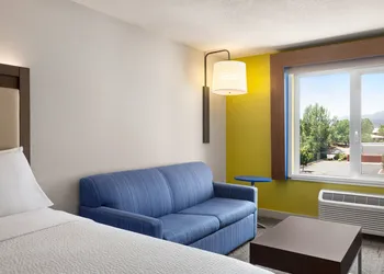 Holiday Inn Express & Suites Redding by IHG hotel thumbnail 8