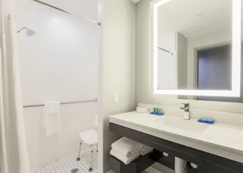 Holiday Inn Express & Suites Houston - Hobby Airport Area by IHG hotel thumbnail 3
