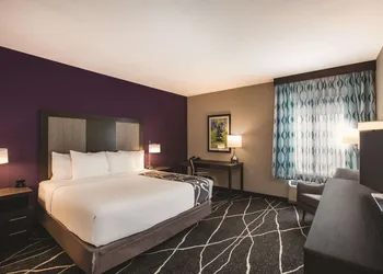 La Quinta Inn & Suites by Wyndham Dallas Northeast-Arboretum hotel thumbnail 4
