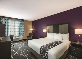 La Quinta Inn & Suites by Wyndham Dallas Northeast-Arboretum hotel thumbnail 6